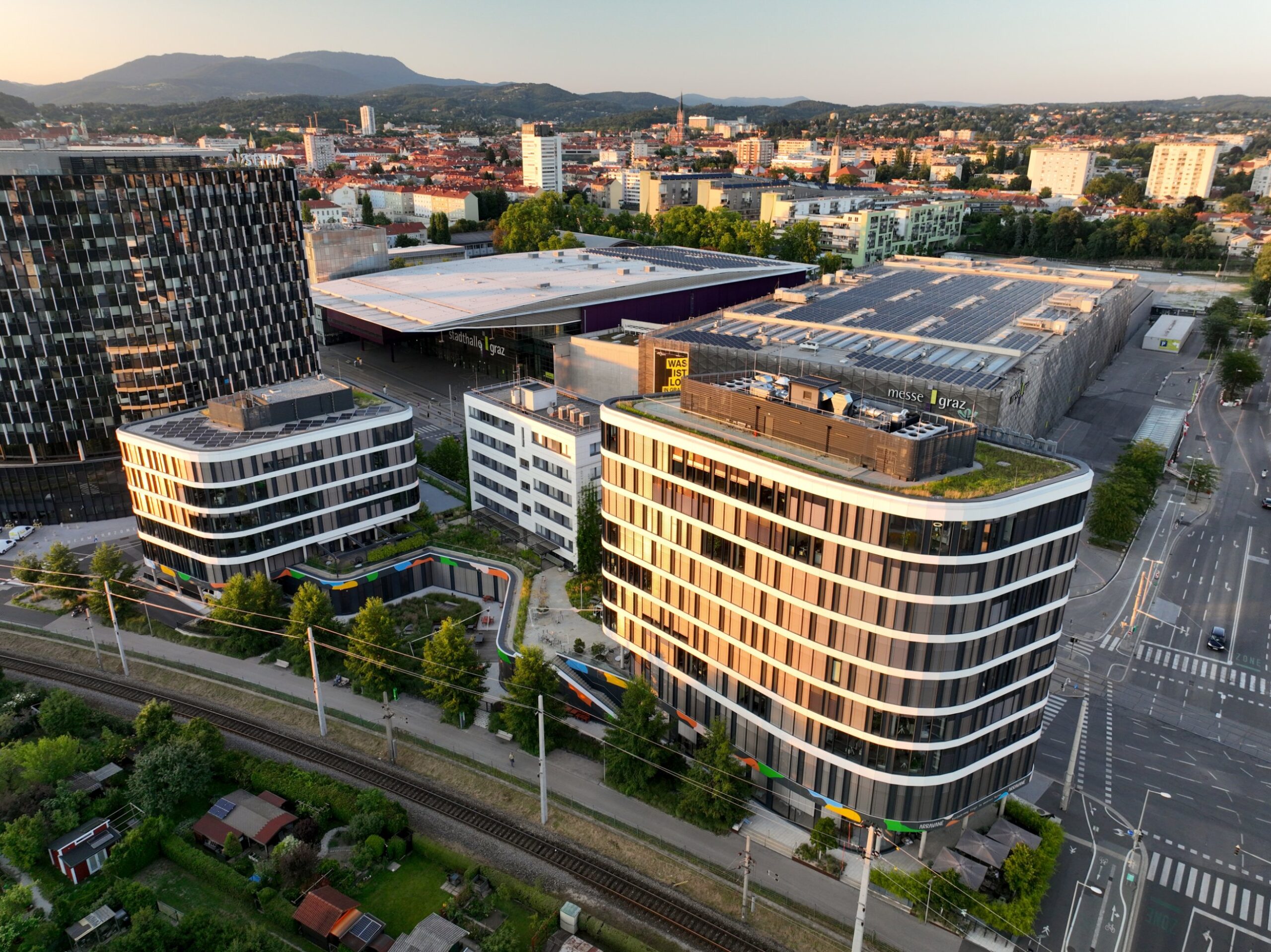 Merkur Campus neben der Messe Graz im Abendlicht, Drohnenfoto