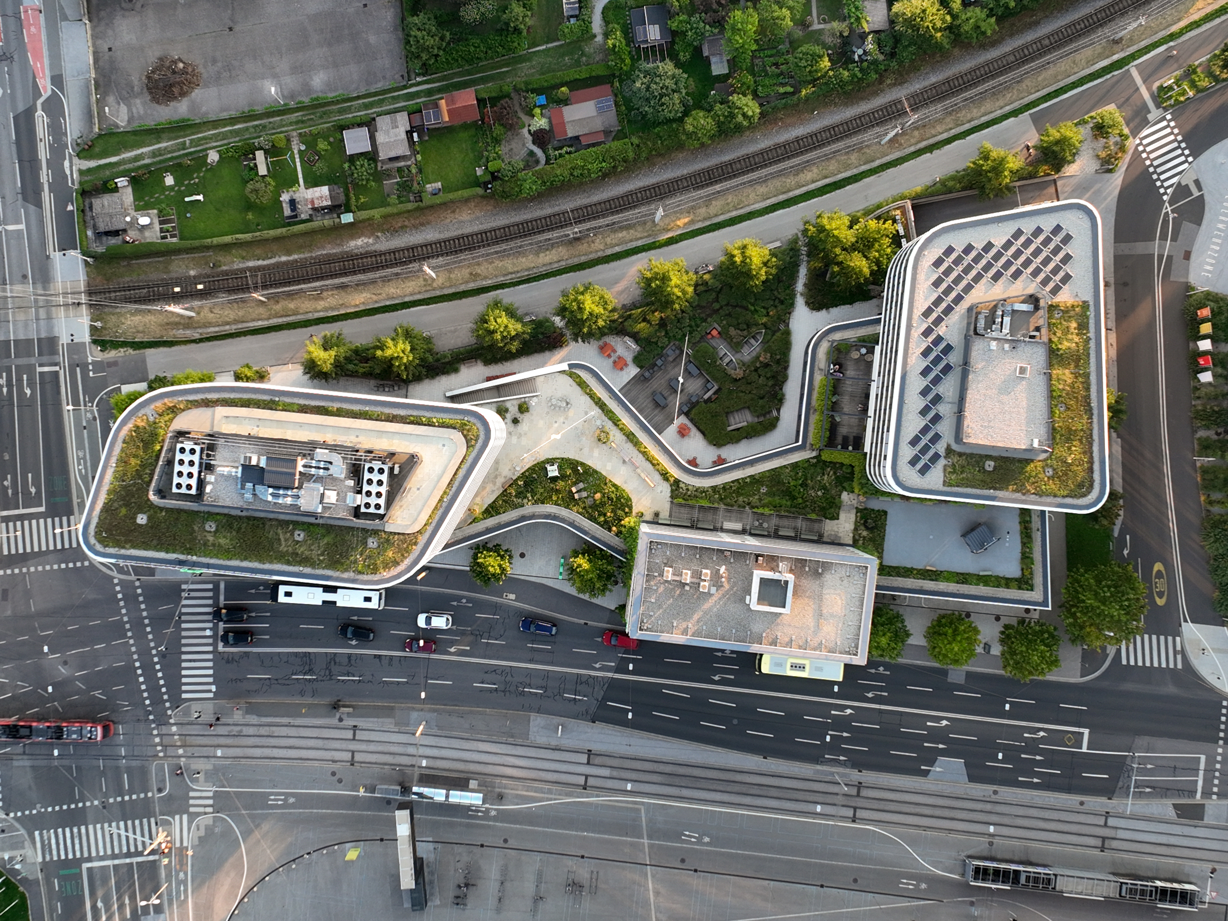 Begrünte Dächer und Innenhof des Merkur Campus in Graz, Drohnenfoto senkrecht von oben